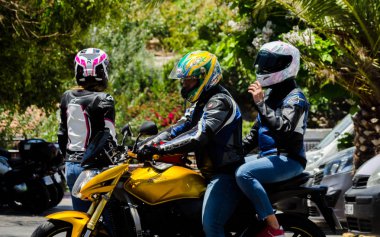 Nerja, İspanya - 10 Haziran 2018 insanlar ve motosiklet motosiklet ralli bir sahil İspanyol kasabasında