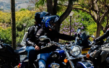 Nerja, İspanya - 10 Haziran 2018 insanlar ve motosiklet motosiklet ralli bir sahil İspanyol kasabasında