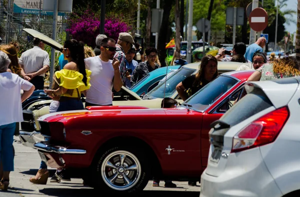 Torre Del Mar, İspanya - 3 Haziran 2018 eski antika arabalar bir sahil kasabası İspanya ziyaret turistler için verilen