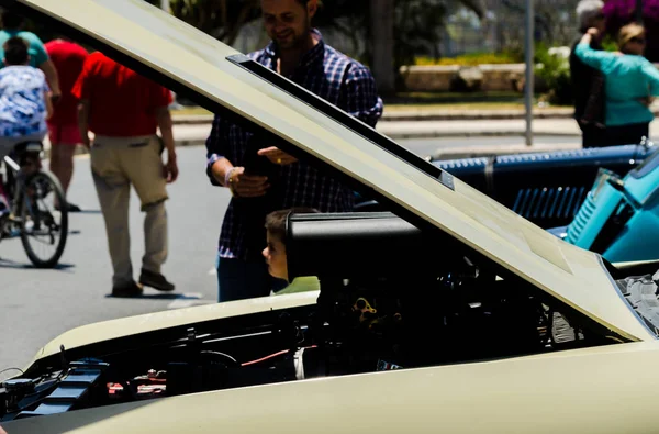 Torre Del Mar, İspanya - 3 Haziran 2018 eski antika arabalar bir sahil kasabası İspanya ziyaret turistler için verilen