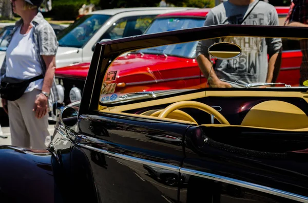 Torre Del Mar, İspanya - 3 Haziran 2018 eski antika arabalar bir sahil kasabası İspanya ziyaret turistler için verilen