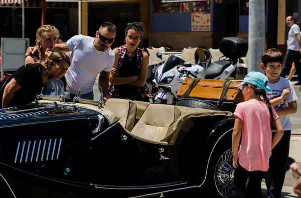 Torre Del Mar, İspanya - 3 Haziran 2018 eski antika arabalar bir sahil kasabası İspanya ziyaret turistler için verilen