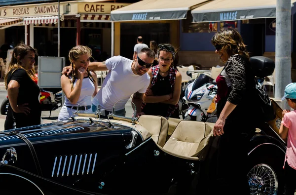 Torre Del Mar, İspanya - 3 Haziran 2018 eski antika arabalar bir sahil kasabası İspanya ziyaret turistler için verilen