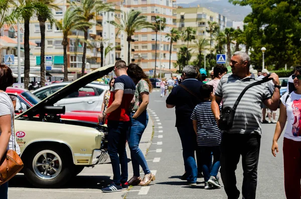 Torre Del Mar, İspanya - 3 Haziran 2018 eski antika arabalar bir sahil kasabası İspanya ziyaret turistler için verilen