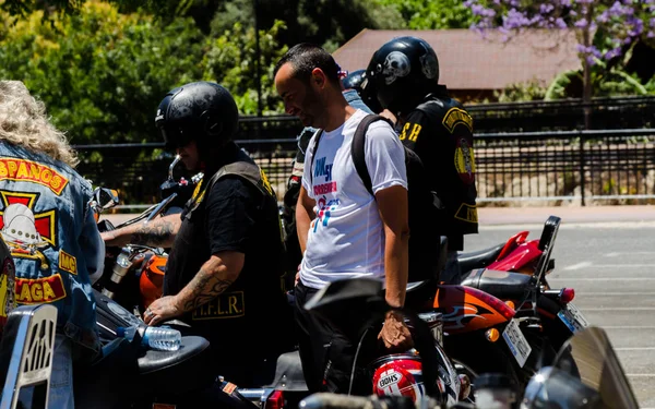 Nerja, İspanya - 10 Haziran 2018 insanlar ve motosiklet motosiklet ralli bir sahil İspanyol kasabasında