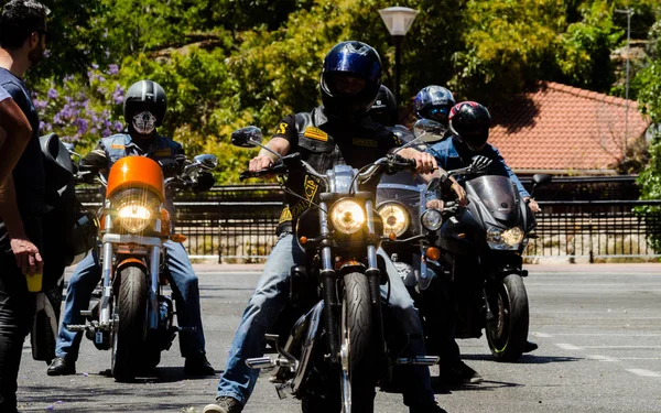 Nerja, İspanya - 10 Haziran 2018 insanlar ve motosiklet motosiklet ralli bir sahil İspanyol kasabasında