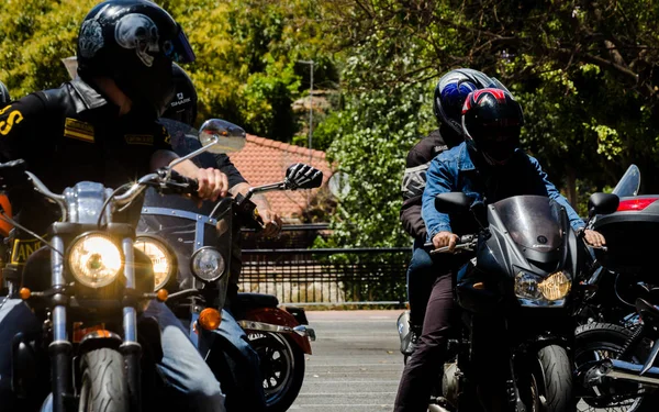 Nerja, İspanya - 10 Haziran 2018 insanlar ve motosiklet motosiklet ralli bir sahil İspanyol kasabasında