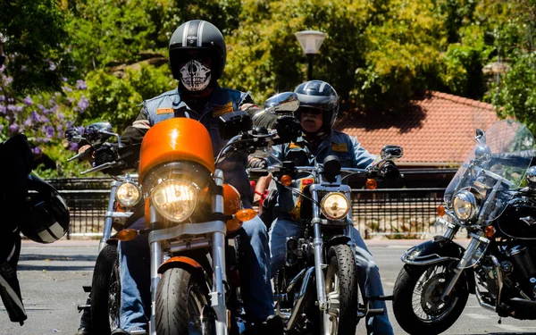 Nerja, İspanya - 10 Haziran 2018 insanlar ve motosiklet motosiklet ralli bir sahil İspanyol kasabasında