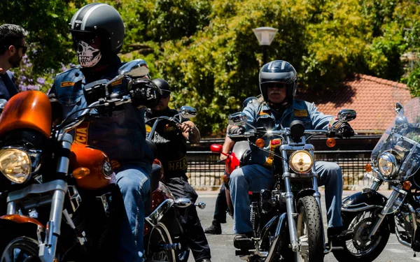 Nerja, İspanya - 10 Haziran 2018 insanlar ve motosiklet motosiklet ralli bir sahil İspanyol kasabasında