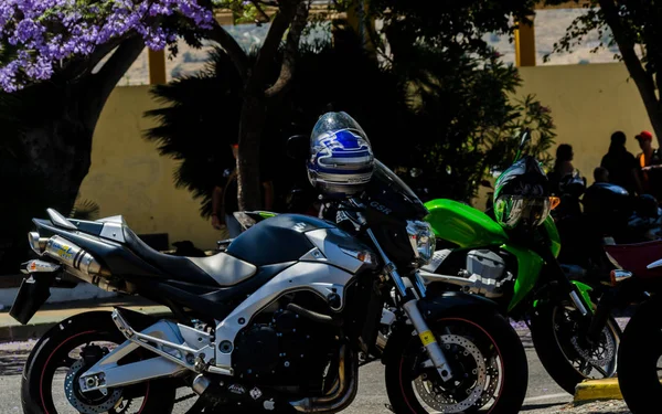 Nerja Spagna Giugno 2018 Persone Biciclette Moto Una Città Spagnola — Foto Stock