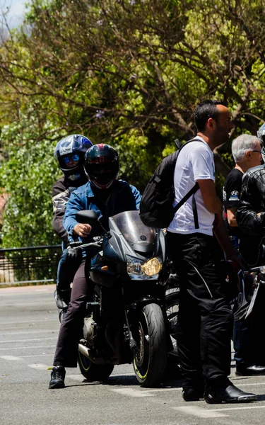 Nerja, İspanya - 10 Haziran 2018 insanlar ve motosiklet motosiklet ralli bir sahil İspanyol kasabasında