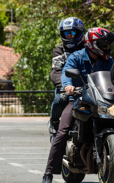 Nerja, İspanya - 10 Haziran 2018 insanlar ve motosiklet motosiklet ralli bir sahil İspanyol kasabasında