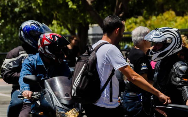 Nerja, İspanya - 10 Haziran 2018 insanlar ve motosiklet motosiklet ralli bir sahil İspanyol kasabasında