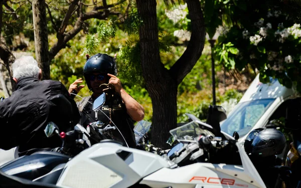 Nerja, İspanya - 10 Haziran 2018 insanlar ve motosiklet motosiklet ralli bir sahil İspanyol kasabasında