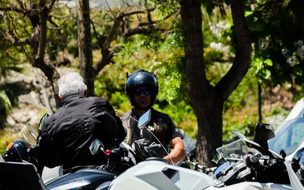 Nerja, İspanya - 10 Haziran 2018 insanlar ve motosiklet motosiklet ralli bir sahil İspanyol kasabasında