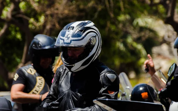 Nerja, İspanya - 10 Haziran 2018 insanlar ve motosiklet motosiklet ralli bir sahil İspanyol kasabasında