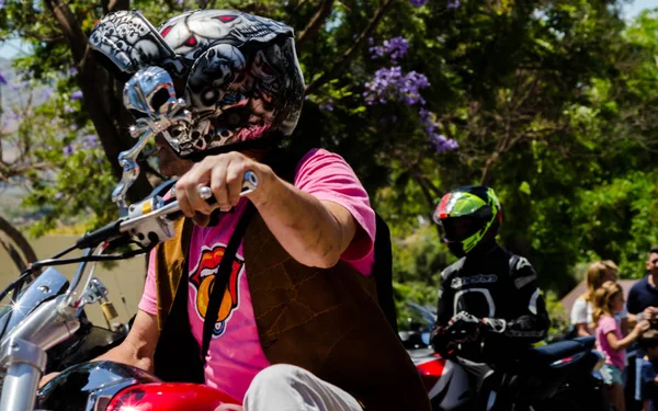 Nerja, İspanya - 10 Haziran 2018 insanlar ve motosiklet motosiklet ralli bir sahil İspanyol kasabasında