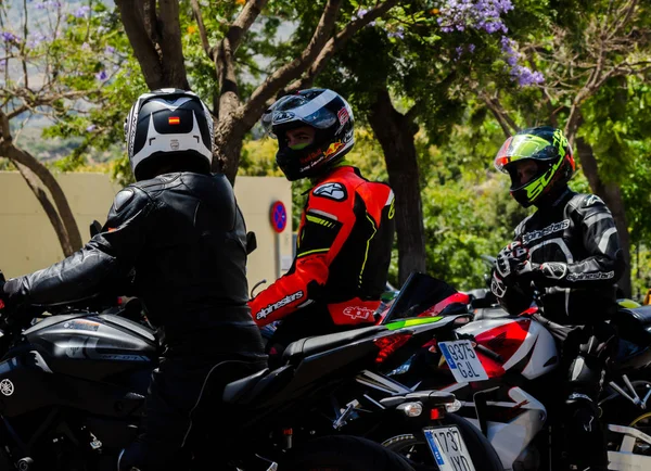 Nerja, İspanya - 10 Haziran 2018 insanlar ve motosiklet motosiklet ralli bir sahil İspanyol kasabasında