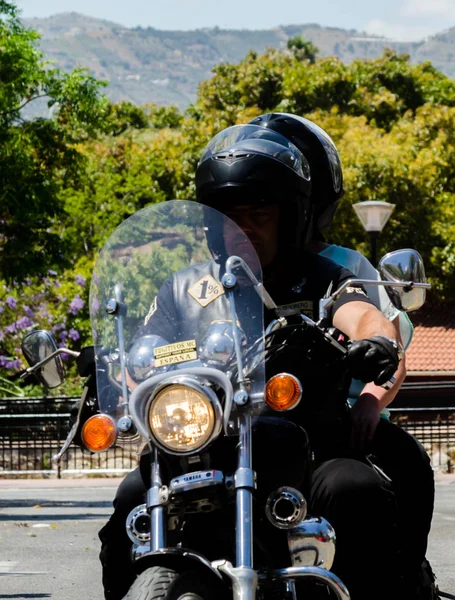 Nerja, İspanya - 10 Haziran 2018 insanlar ve motosiklet motosiklet ralli bir sahil İspanyol kasabasında