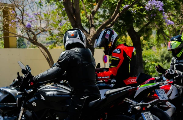 Nerja, İspanya - 10 Haziran 2018 insanlar ve motosiklet motosiklet ralli bir sahil İspanyol kasabasında