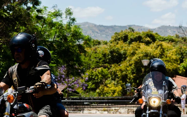 Nerja, İspanya - 10 Haziran 2018 insanlar ve motosiklet motosiklet ralli bir sahil İspanyol kasabasında