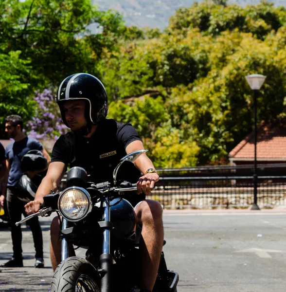 Nerja, İspanya - 10 Haziran 2018 insanlar ve motosiklet motosiklet ralli bir sahil İspanyol kasabasında