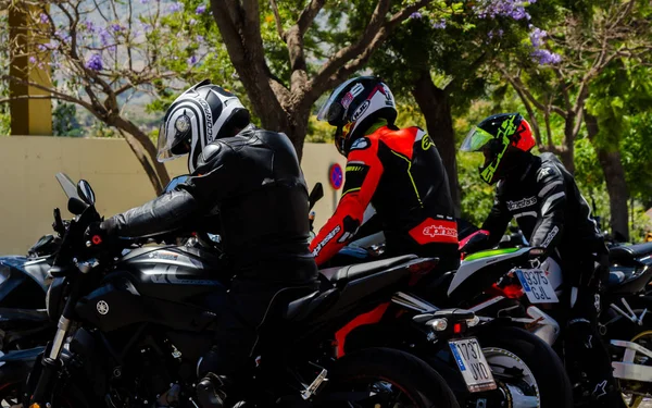 Nerja, İspanya - 10 Haziran 2018 insanlar ve motosiklet motosiklet ralli bir sahil İspanyol kasabasında