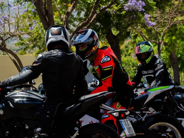 Nerja, İspanya - 10 Haziran 2018 insanlar ve motosiklet motosiklet ralli bir sahil İspanyol kasabasında