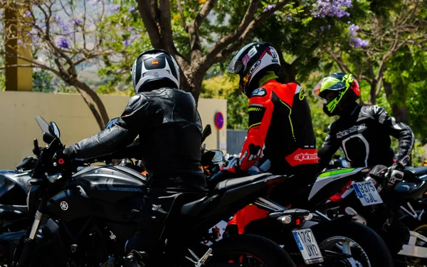 Nerja, İspanya - 10 Haziran 2018 insanlar ve motosiklet motosiklet ralli bir sahil İspanyol kasabasında
