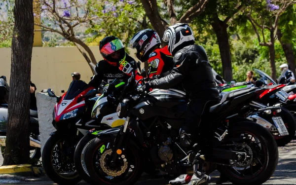 Nerja, İspanya - 10 Haziran 2018 insanlar ve motosiklet motosiklet ralli bir sahil İspanyol kasabasında