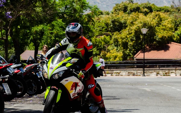 Nerja, İspanya - 10 Haziran 2018 insanlar ve motosiklet motosiklet ralli bir sahil İspanyol kasabasında