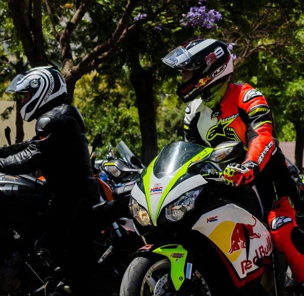 Nerja, İspanya - 10 Haziran 2018 insanlar ve motosiklet motosiklet ralli bir sahil İspanyol kasabasında