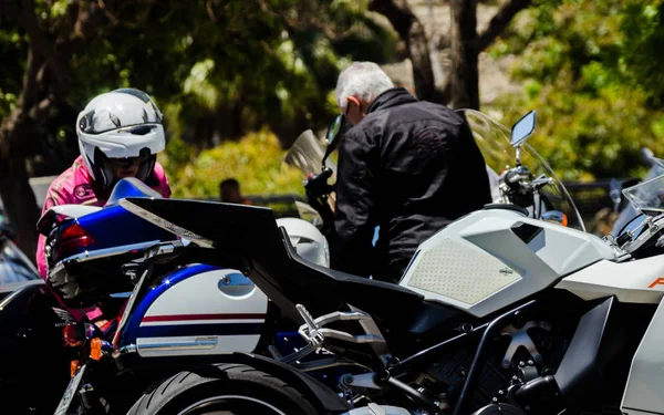 Nerja, İspanya - 10 Haziran 2018 insanlar ve motosiklet motosiklet ralli bir sahil İspanyol kasabasında