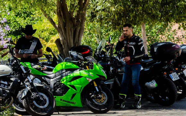 Nerja, İspanya - 10 Haziran 2018 insanlar ve motosiklet motosiklet ralli bir sahil İspanyol kasabasında
