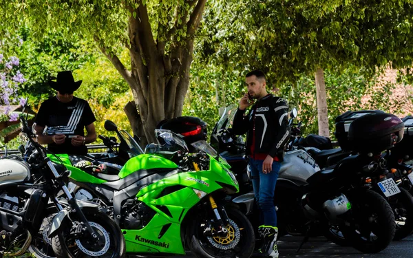 Nerja, İspanya - 10 Haziran 2018 insanlar ve motosiklet motosiklet ralli bir sahil İspanyol kasabasında