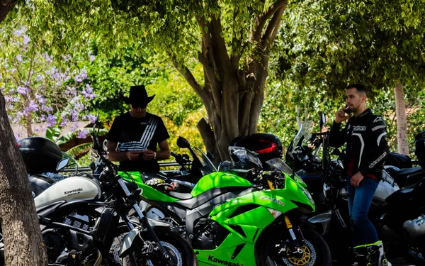 Nerja, İspanya - 10 Haziran 2018 insanlar ve motosiklet motosiklet ralli bir sahil İspanyol kasabasında