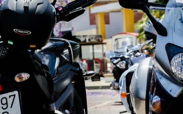 Nerja, İspanya - 10 Haziran 2018 insanlar ve motosiklet motosiklet ralli bir sahil İspanyol kasabasında