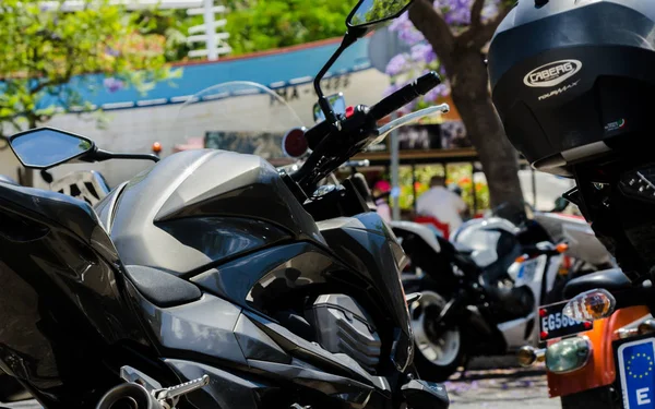 Nerja, İspanya - 10 Haziran 2018 insanlar ve motosiklet motosiklet ralli bir sahil İspanyol kasabasında