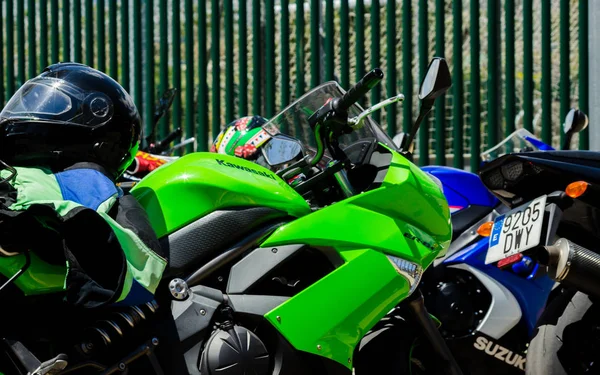 Nerja, İspanya - 10 Haziran 2018 insanlar ve motosiklet motosiklet ralli bir sahil İspanyol kasabasında