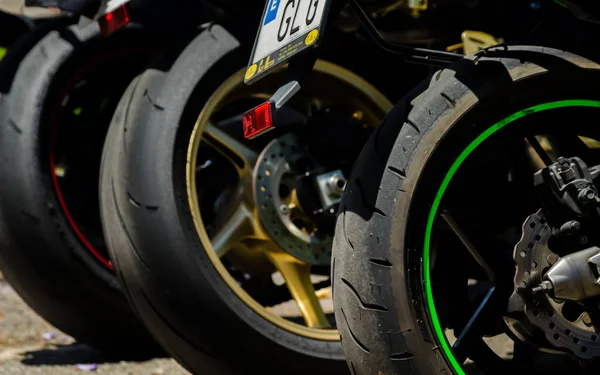 Nerja, İspanya - 10 Haziran 2018 insanlar ve motosiklet motosiklet ralli bir sahil İspanyol kasabasında