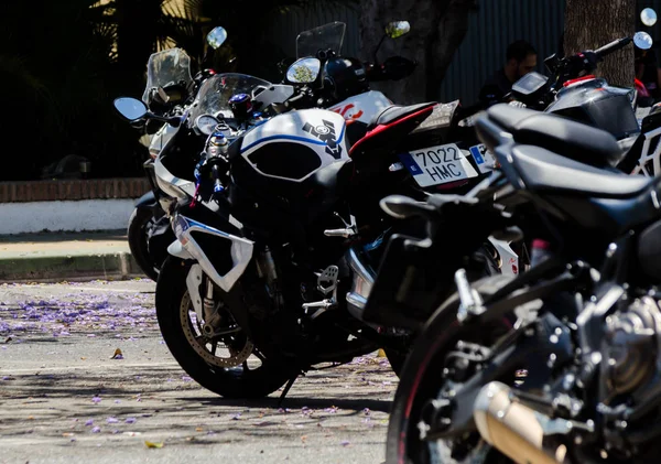 Nerja, İspanya - 10 Haziran 2018 insanlar ve motosiklet motosiklet ralli bir sahil İspanyol kasabasında