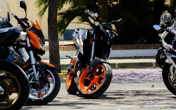 Nerja, İspanya - 10 Haziran 2018 insanlar ve motosiklet motosiklet ralli bir sahil İspanyol kasabasında