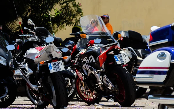 Nerja, İspanya - 10 Haziran 2018 insanlar ve motosiklet motosiklet ralli bir sahil İspanyol kasabasında