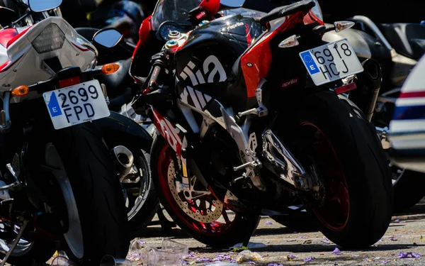 Nerja, İspanya - 10 Haziran 2018 insanlar ve motosiklet motosiklet ralli bir sahil İspanyol kasabasında