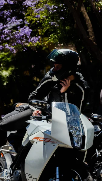 Nerja, İspanya - 10 Haziran 2018 insanlar ve motosiklet motosiklet ralli bir sahil İspanyol kasabasında