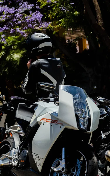 Nerja, İspanya - 10 Haziran 2018 insanlar ve motosiklet motosiklet ralli bir sahil İspanyol kasabasında