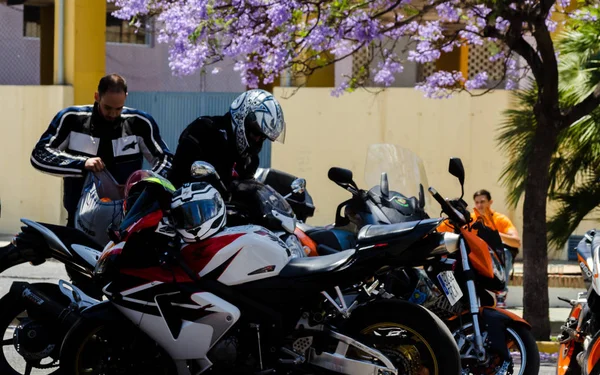 Nerja, İspanya - 10 Haziran 2018 insanlar ve motosiklet motosiklet ralli bir sahil İspanyol kasabasında