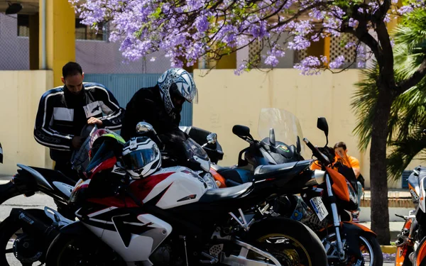 Nerja, İspanya - 10 Haziran 2018 insanlar ve motosiklet motosiklet ralli bir sahil İspanyol kasabasında