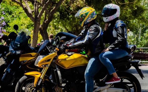 Nerja, İspanya - 10 Haziran 2018 insanlar ve motosiklet motosiklet ralli bir sahil İspanyol kasabasında