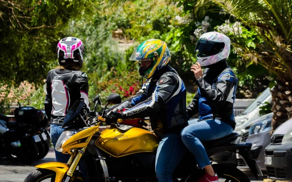 Nerja, İspanya - 10 Haziran 2018 insanlar ve motosiklet motosiklet ralli bir sahil İspanyol kasabasında